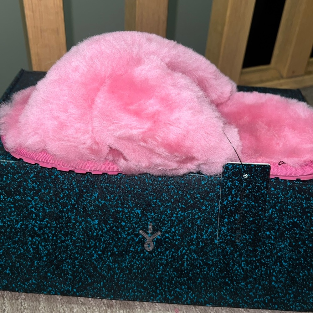 Brand new EMU slip on slippers in bubblegum pink
